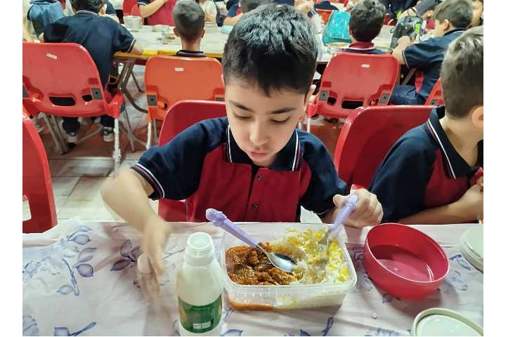 توزیع ناهار در سالن ناهار خوری 5