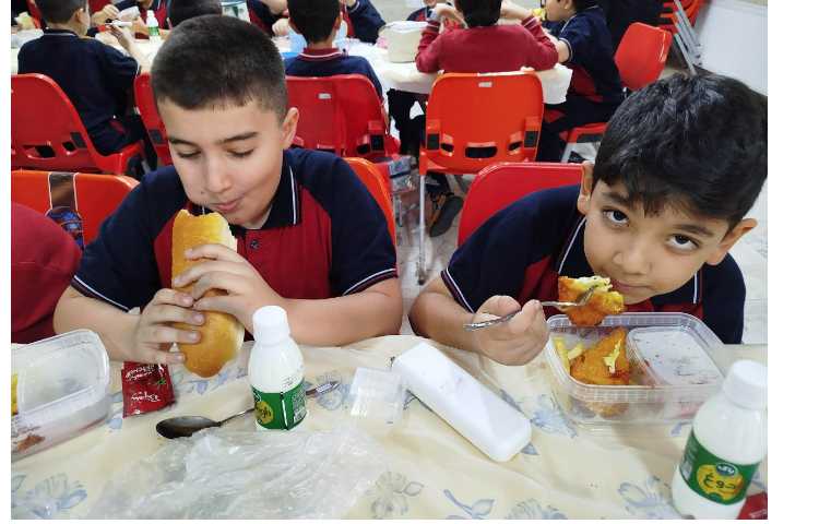 توزیع ناهار در سالن ناهار خوری 5