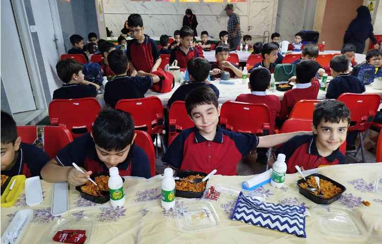 توزیع ناهار در سالن ناهار خوری 5