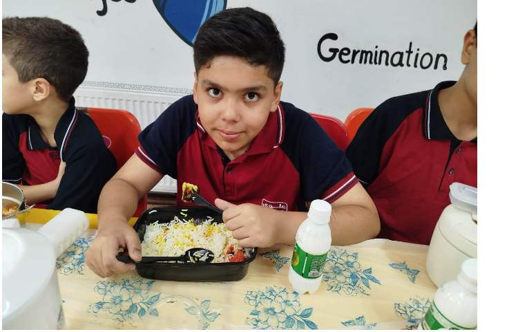 توزیع ناهار در سالن ناهار خوری 5