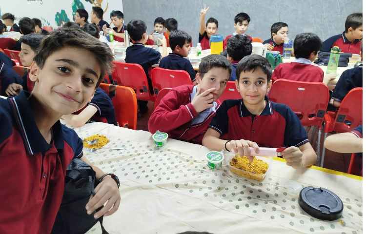 توزیع ناهار در سالن ناهار خوری 5