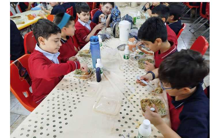 توزیع ناهار در سالن ناهار خوری 5