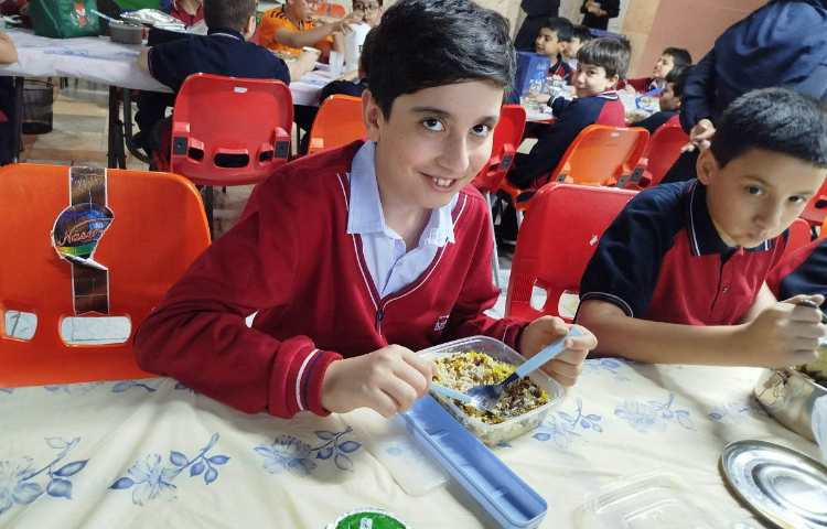 توزیع ناهار در سالن ناهار خوری 5