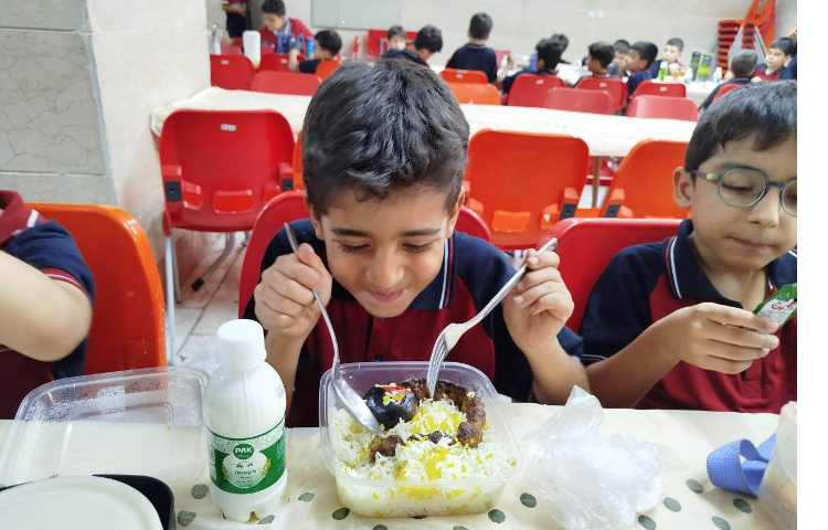 توزیع ناهار در سالن ناهار خوری 5