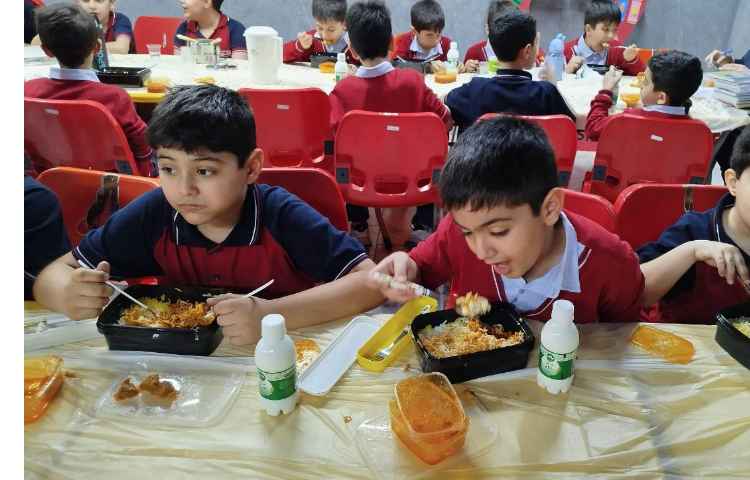 توزیع ناهار در سالن ناهار خوری 5