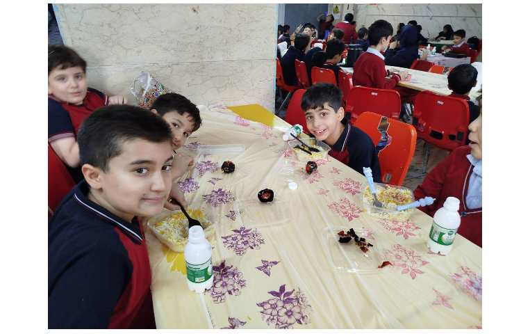 توزیع ناهار در سالن ناهار خوری 5