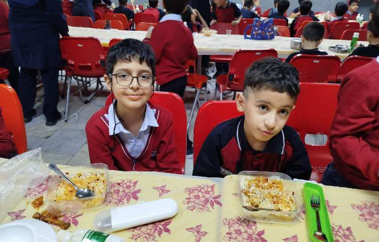 توزیع ناهار در سالن ناهار خوری 5