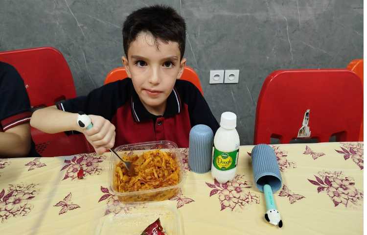 توزیع ناهار در سالن ناهار خوری 5