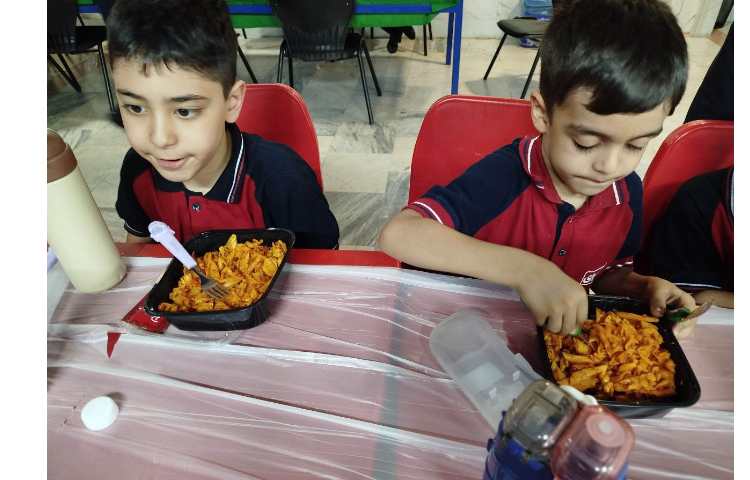 توزیع ناهار در سالن ناهار خوری 6