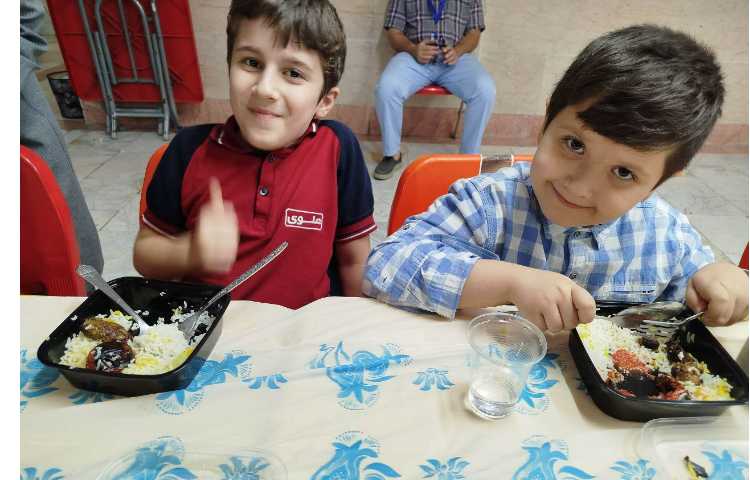 توزیع ناهار در سالن ناهار خوری 6
