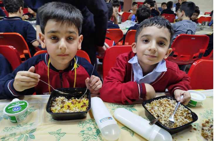 توزیع ناهار در سالن ناهار خوری 6