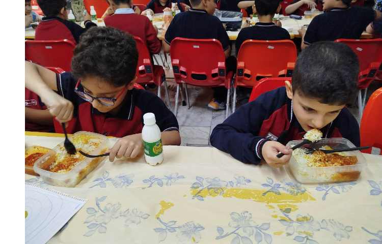 توزیع ناهار در سالن ناهار خوری 6