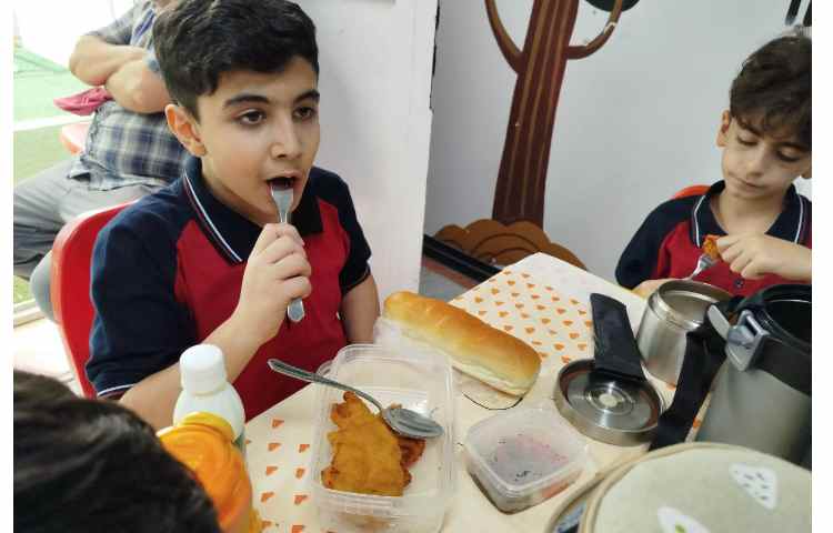 توزیع ناهار در سالن ناهار خوری 6