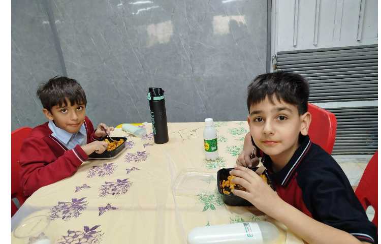 توزیع ناهار در سالن ناهار خوری 6