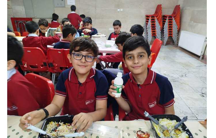 توزیع ناهار در سالن ناهار خوری 6