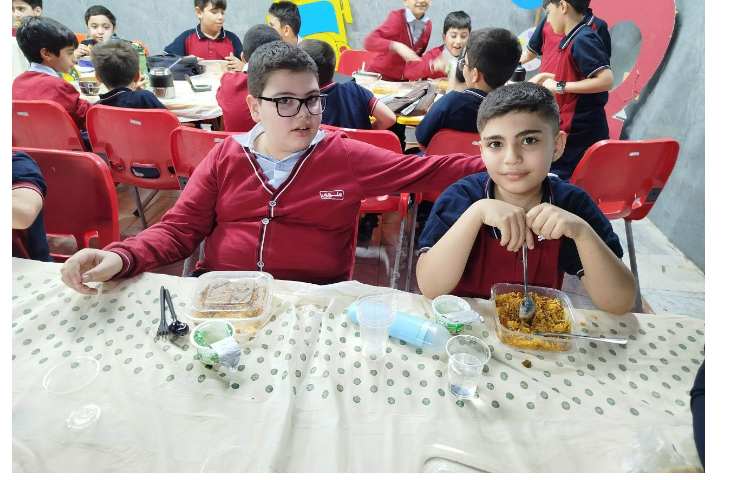 توزیع ناهار در سالن ناهار خوری 6