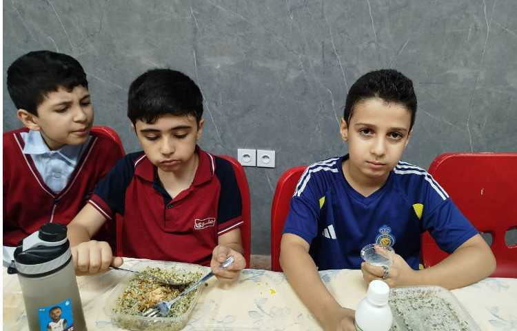 توزیع ناهار در سالن ناهار خوری 6