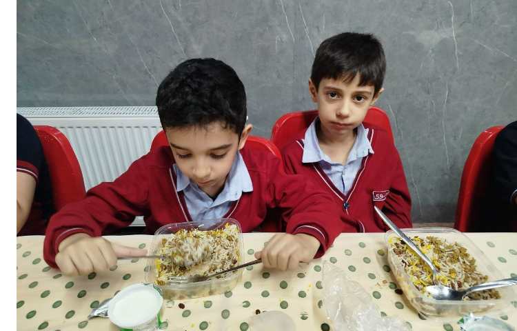 توزیع ناهار در سالن ناهار خوری 6