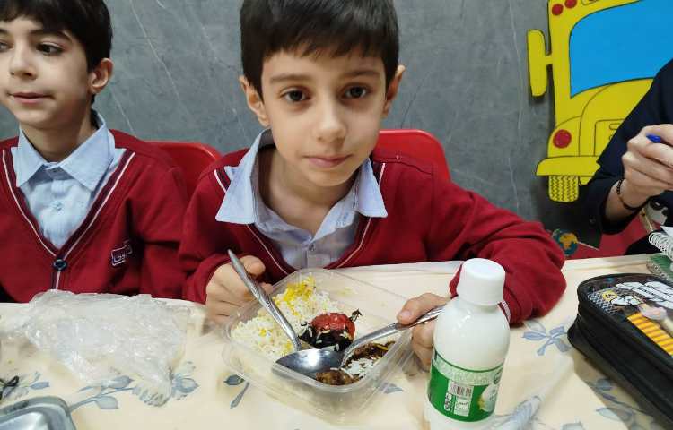 توزیع ناهار در سالن ناهار خوری 6