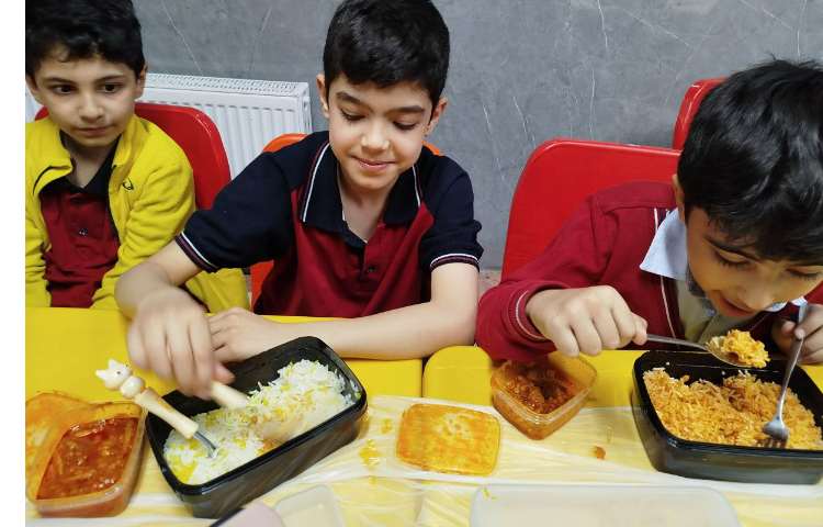 توزیع ناهار در سالن ناهار خوری 6