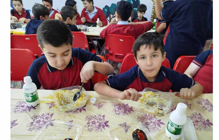 توزیع ناهار در سالن ناهار خوری 6