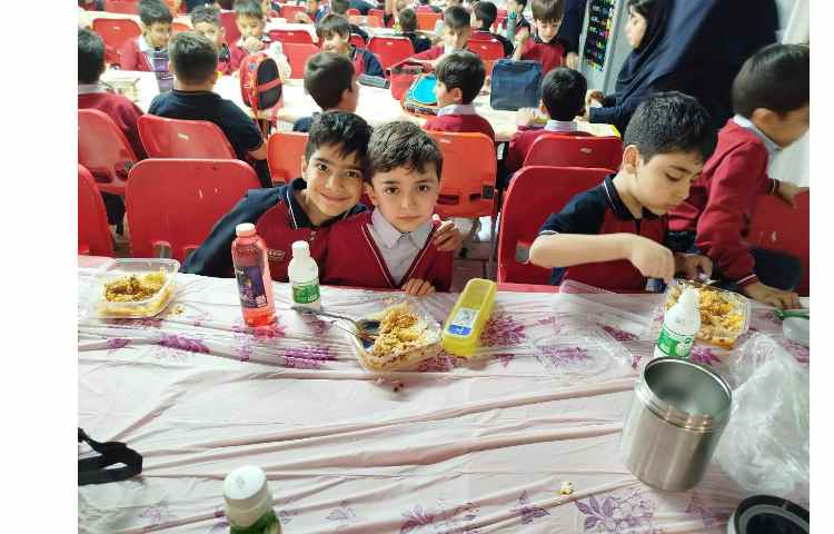 توزیع ناهار در سالن ناهار خوری 6