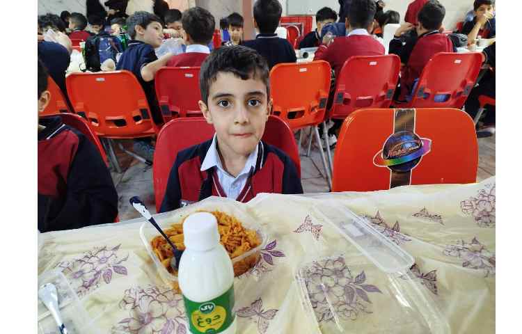 توزیع ناهار در سالن ناهار خوری 6