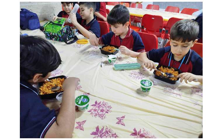 توزیع ناهار در سالن ناهار خوری 7