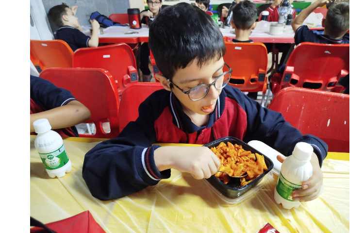 توزیع ناهار در سالن ناهار خوری 7