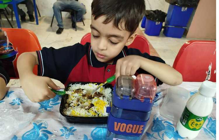 توزیع ناهار در سالن ناهار خوری 7