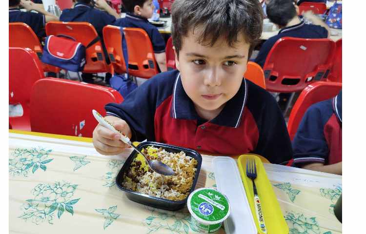 توزیع ناهار در سالن ناهار خوری 7