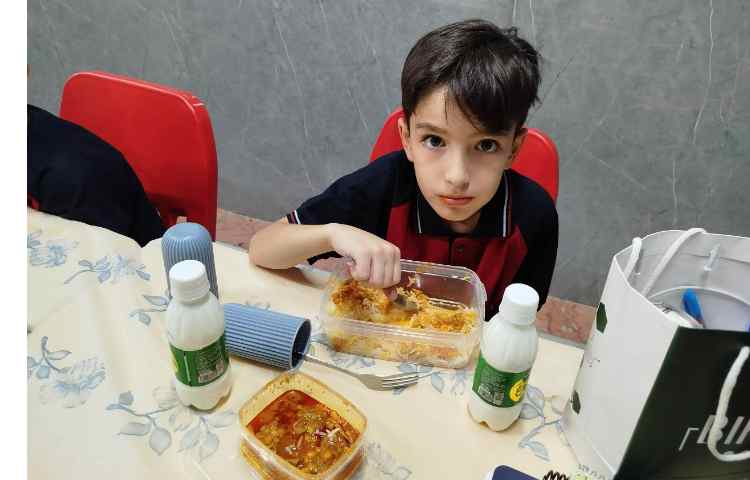 توزیع ناهار در سالن ناهار خوری 7