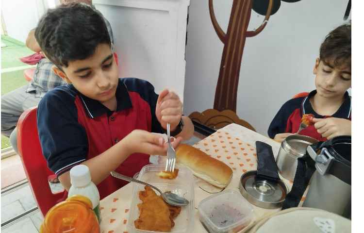 توزیع ناهار در سالن ناهار خوری 7