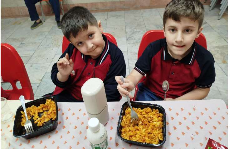 توزیع ناهار در سالن ناهار خوری 7