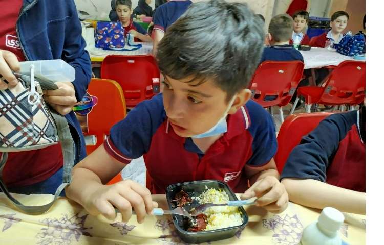 توزیع ناهار در سالن ناهار خوری 7