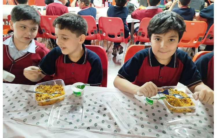 توزیع ناهار در سالن ناهار خوری 7