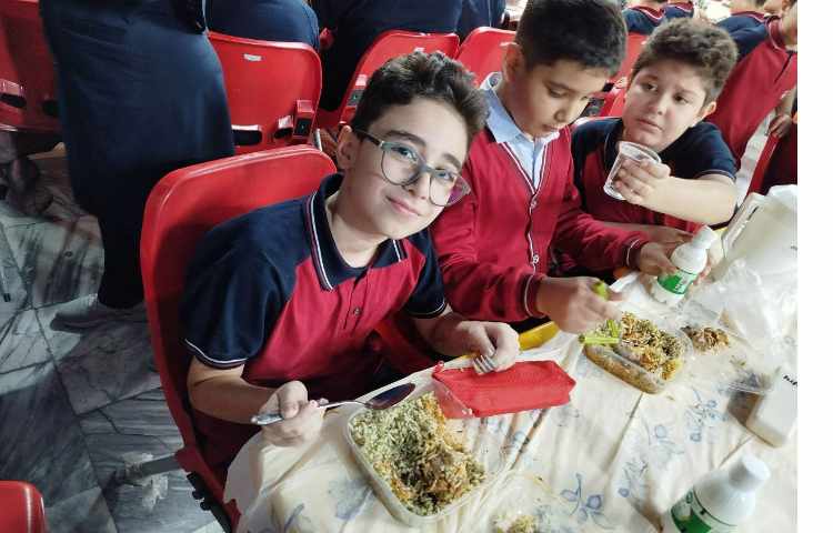 توزیع ناهار در سالن ناهار خوری 7