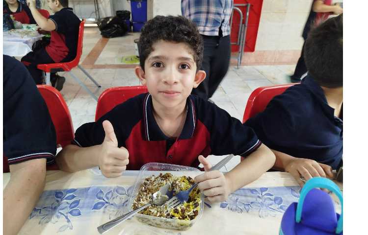 توزیع ناهار در سالن ناهار خوری 7