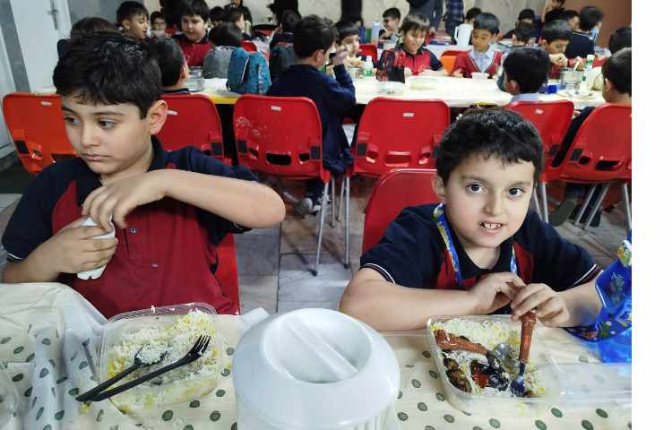 توزیع ناهار در سالن ناهار خوری 7