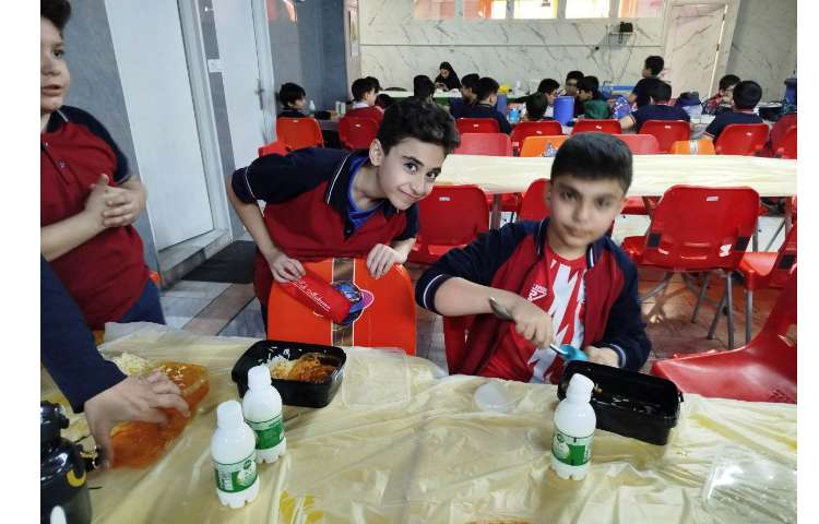 توزیع ناهار در سالن ناهار خوری 7