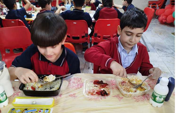 توزیع ناهار در سالن ناهار خوری 7