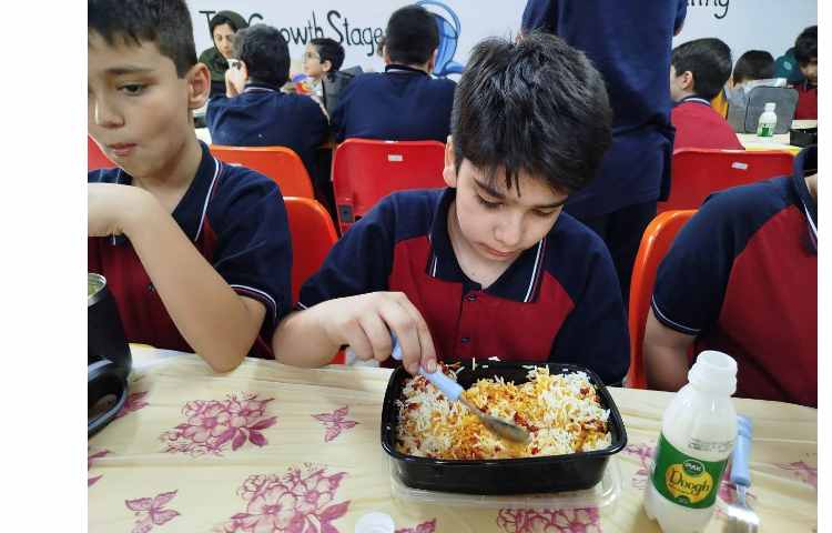 توزیع ناهار در سالن ناهار خوری 7