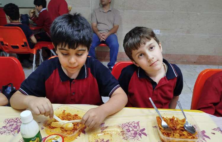 توزیع ناهار در سالن ناهار خوری 7