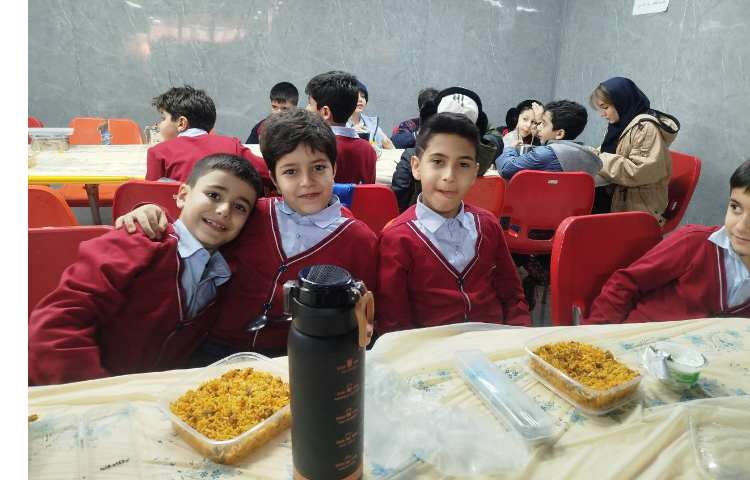 توزیع ناهار در سالن ناهار خوری 7