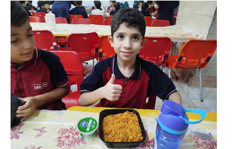 توزیع ناهار در سالن ناهار خوری 8