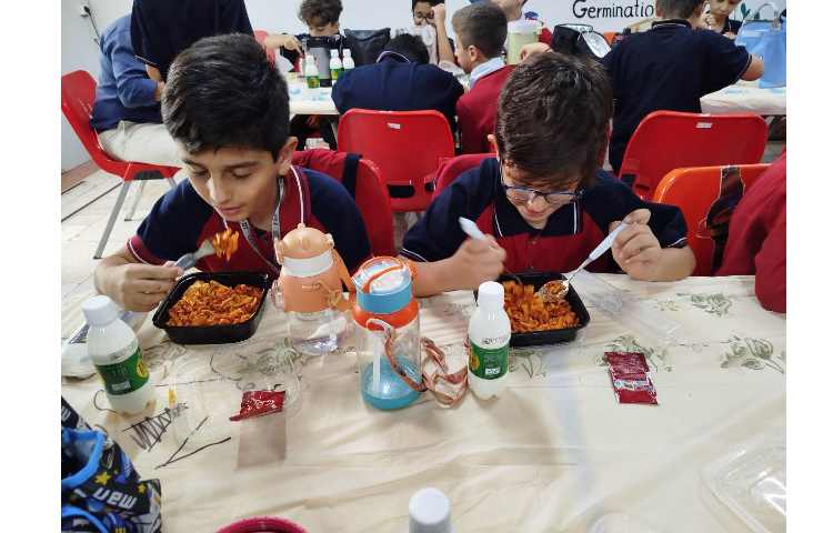 توزیع ناهار در سالن ناهار خوری 8