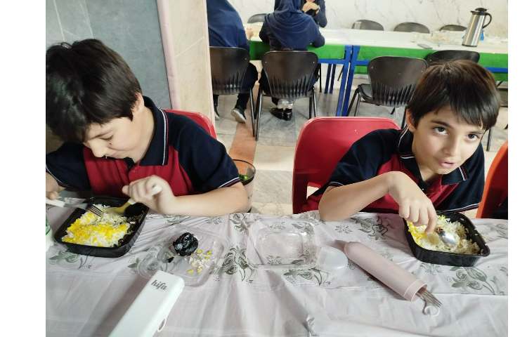 توزیع ناهار در سالن ناهار خوری 8