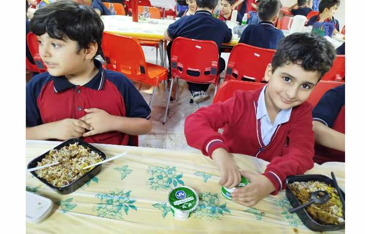 توزیع ناهار در سالن ناهار خوری 8