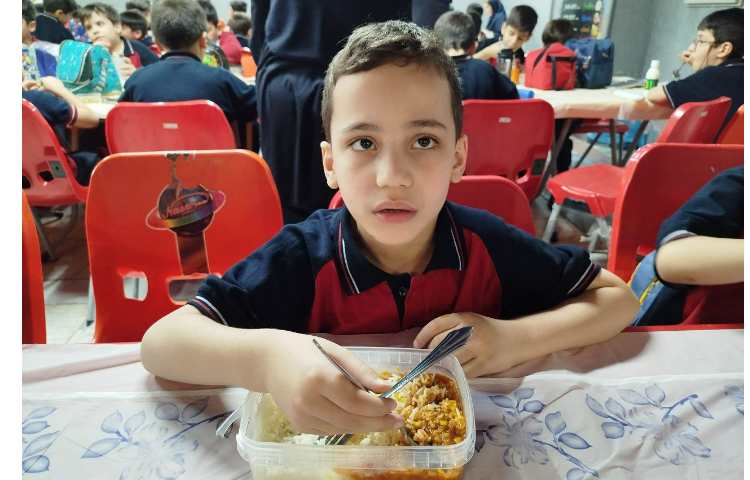 توزیع ناهار در سالن ناهار خوری 8