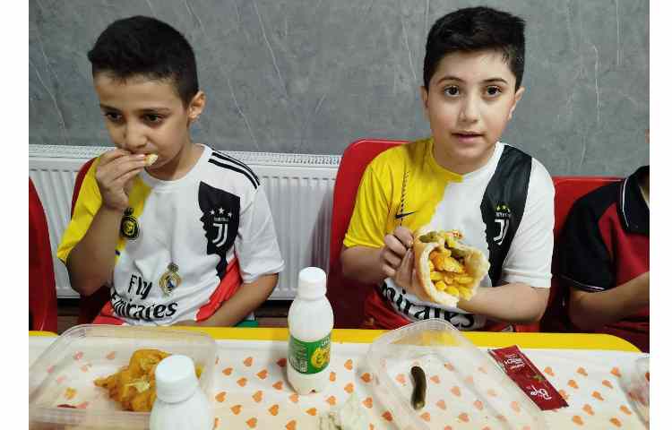 توزیع ناهار در سالن ناهار خوری 8